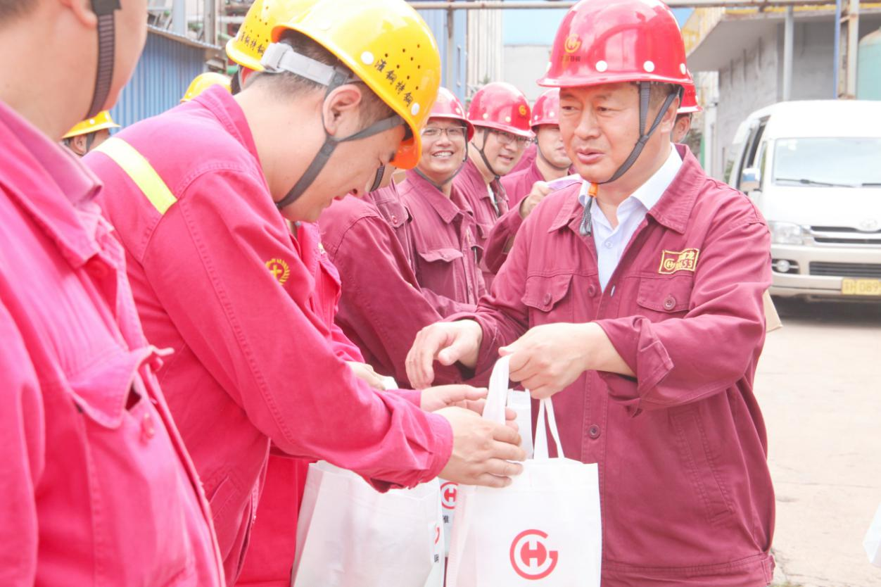 情系職工 夏送清涼 公司總經(jīng)理錢(qián)洪建率隊(duì)開(kāi)展高溫慰問(wèn)