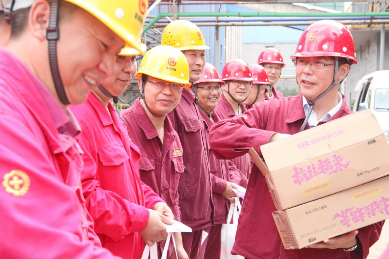 情系職工 夏送清涼 公司總經(jīng)理錢(qián)洪建率隊(duì)開(kāi)展高溫慰問(wèn)