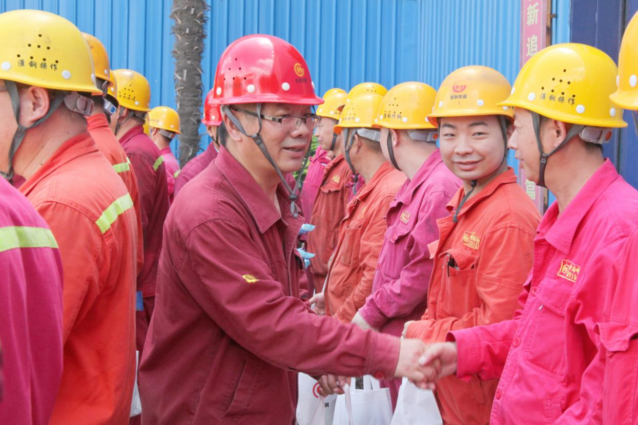 情系職工 夏送清涼 公司總經(jīng)理錢(qián)洪建率隊(duì)開(kāi)展高溫慰問(wèn)