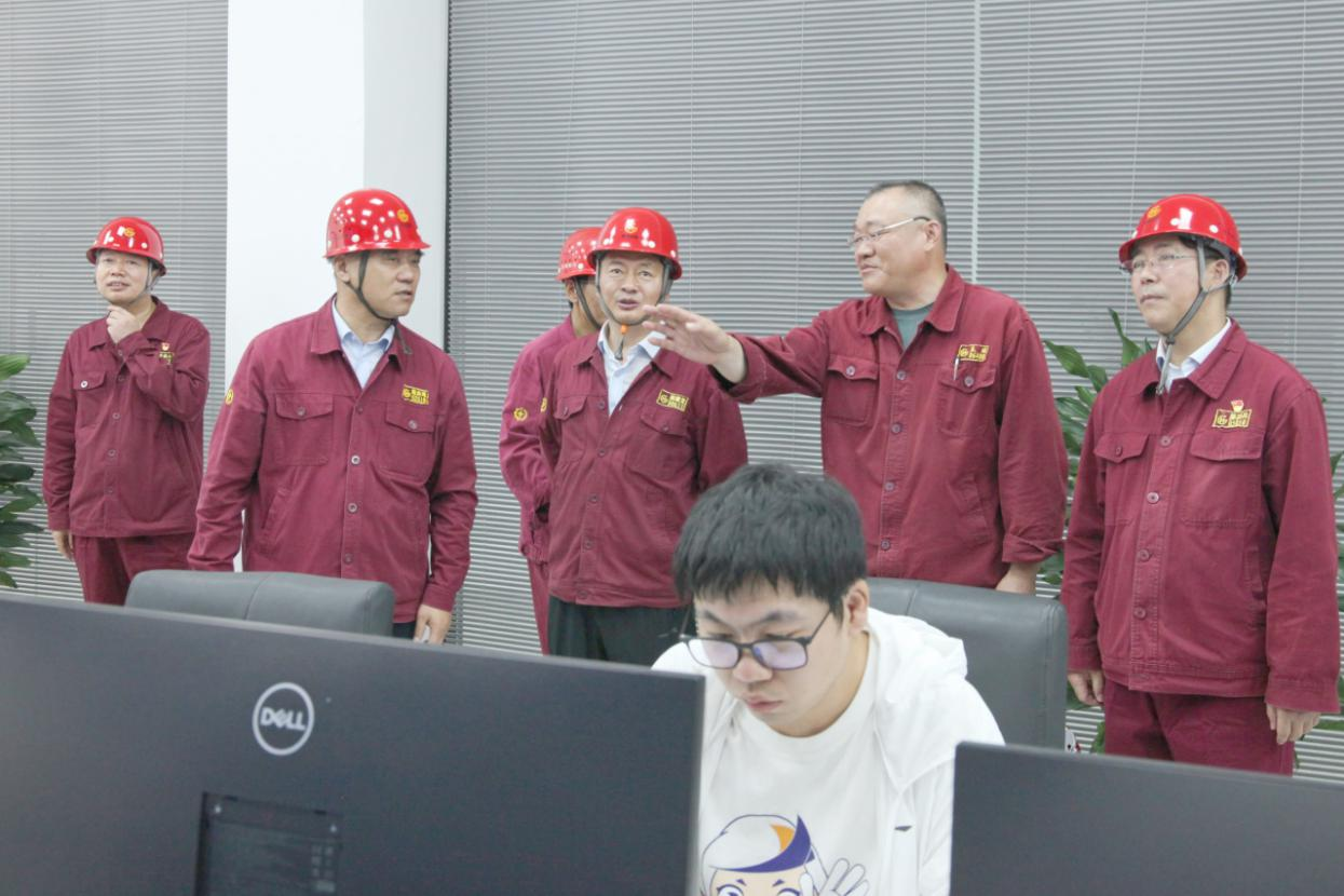 情系職工 夏送清涼 公司總經(jīng)理錢(qián)洪建率隊(duì)開(kāi)展高溫慰問(wèn)